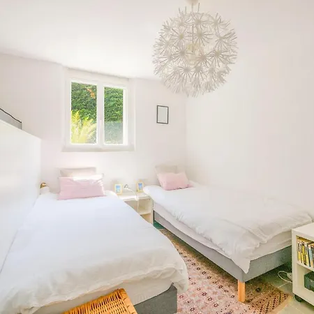 2 Bedroom Lovely In Apartment *