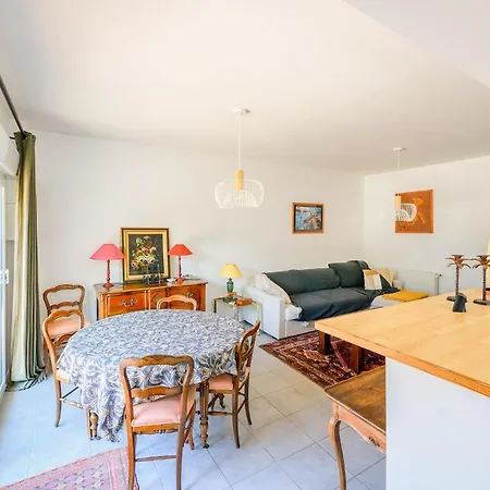 Apartment 2 Bedroom Lovely In