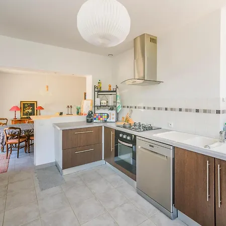 2 Bedroom Lovely In Apartment